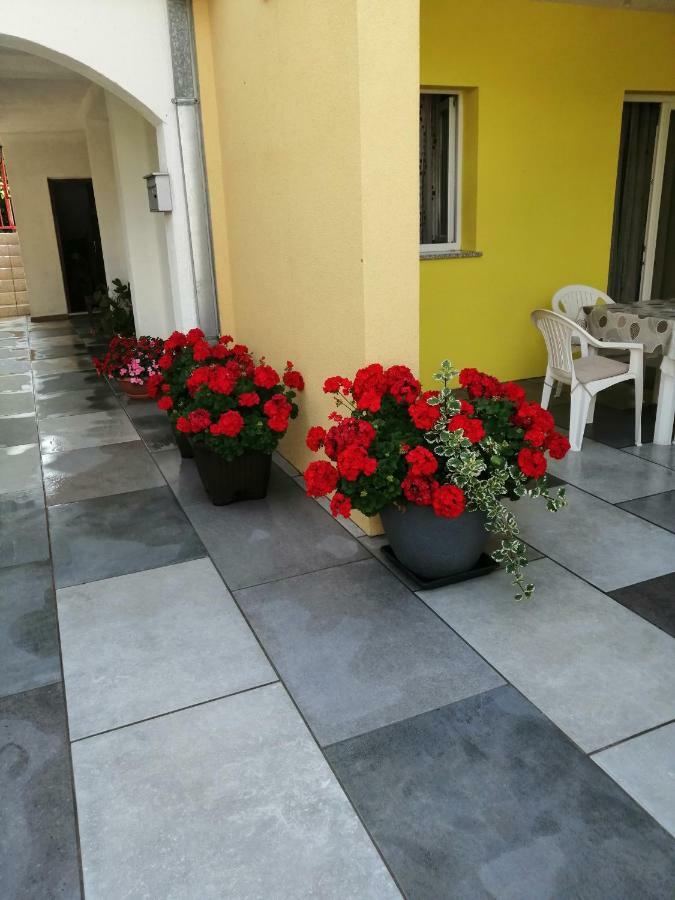 Apartments Sara Лабин Екстериор снимка